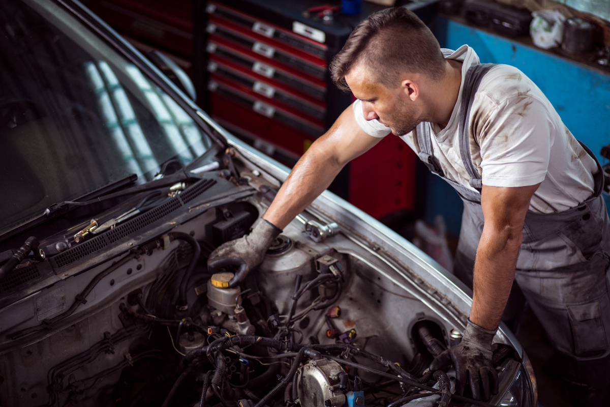 Commercial vehicle fleet maintenance technician